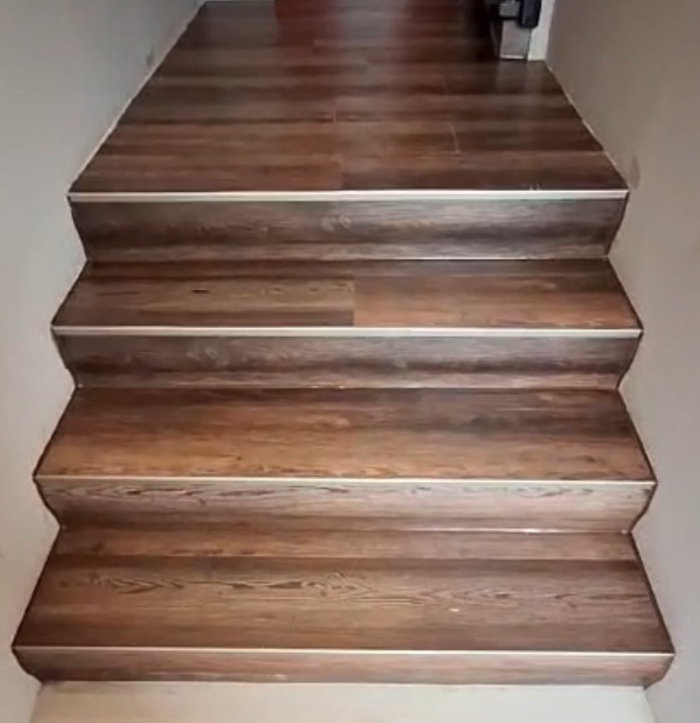 Treppe mit Vinyl verkleiden