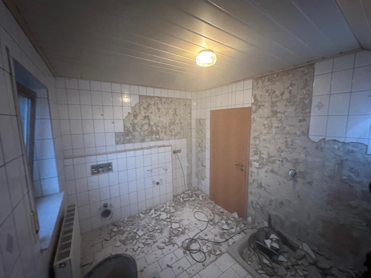 Bad entkernen – Fliesen und Sanitär entfernen